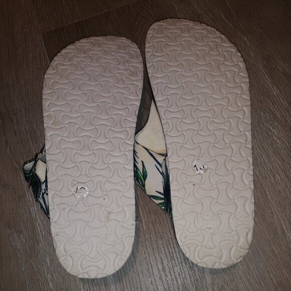 2/$20.00 Mix & Match - Mystyle Ladies Palm Pattern Canvas Upper Thong Sandals - Picture 4 of 6
